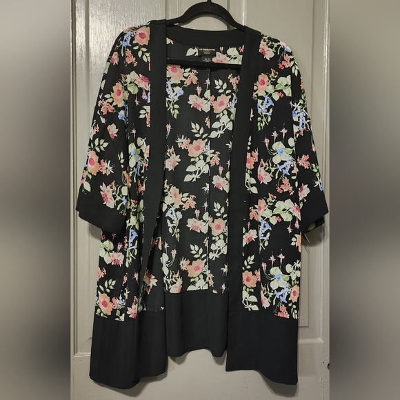 Liz Claiborne Tops - Liz Claiborne Black Floral Kimono Style Wrap, Size 0X-1X, EUC